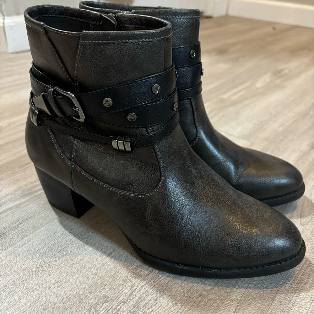 White Mountain Range Bootie Ankle Harness Buckle‎ Western Gray Faux Size 8.5M